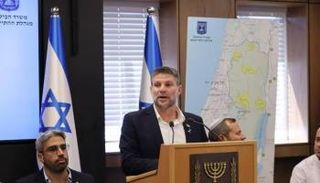 سموتريتش وفي خلفه الخارطة