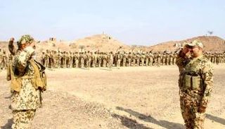 طارق صالح يؤدي التحية العسكرية أمام حشد من قواته- أرشيفية