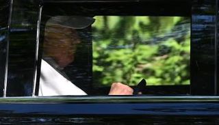 ترامب يتفقد هاتفه أثناء عودته للبيت الأبيض