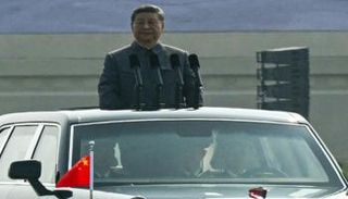 الرئيس الصيني شي جين بينغ خلال تفقد القوات