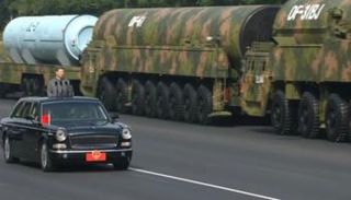 الرئيس الصيني إلى جوار الصاروخ الصاروخ «دي إف 61»