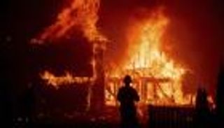 إخلاء شامل وخسائر كبيرة.. حريق الغابات يشعل بلدة تاريخية بكاليفورنيا