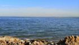 انخفاض منسوب «بحر النجف» يحرم العراق من مدينة سياحية