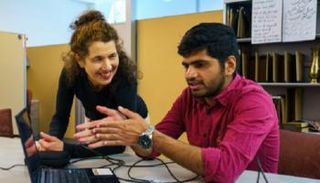 الباحثة كاتيا أوبراشكا "يسار" والباحث نايان باتيا