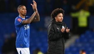 أشلي يونغ ونجله 