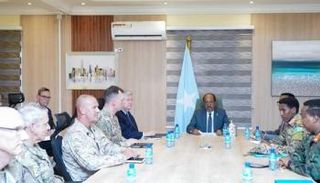 الرئيس الصومالي يستقبل القائد الجديد للقيادة الأمريكية في أفريقيا