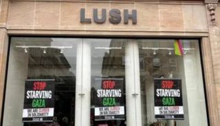 متجر مغلق وعليه لافتات تضامن مع غزة