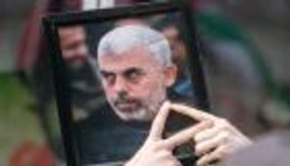 رموز ورسم تخطيطي.. إسرائيل تنشر «ورقة عثر عليها في جيب» السنوار 