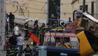 خروج عربة ترام عن مسارها في البرتغال