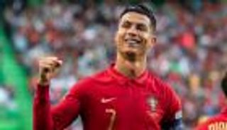 في المكسيك.. رونالدو يفتتح ملعب ذكريات مارادونا