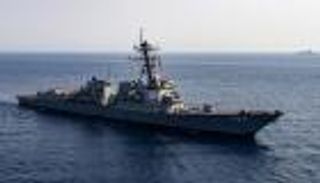 مقاتلات فنزويلية تحلق قرب مدمرة أمريكية.. «استفزاز» فوق الكاريبي