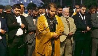 أدهم نابلسي يؤدي الصلاة