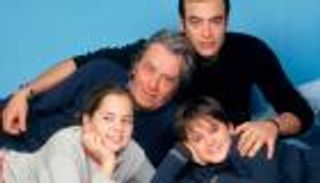 إرث آلان ديلون على المحك.. تقارير طبية قد تغيّر مسار المعركة القضائية