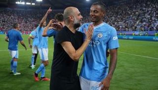 بيب غوارديولا ومانويل أكانجي في مانشستر سيتي