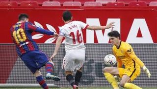 ليونيل ميسي وياسين بونو