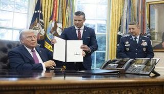 وزير الدفاع بيت هيغسيث يحمل القرار بعد توقيعه من ترامب