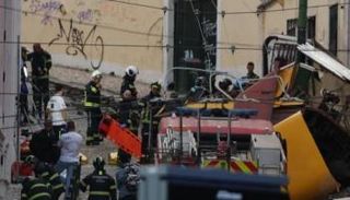 خروج عربة ترام عن مسارها في البرتغال