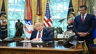 الرئيس الأمريكي وإلى جواره وزير الدفاع أثناء توقيع أمر تغيير اسم «البنتاغون»