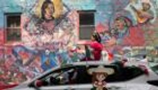 عيد يتحول إلى «مقاومة».. شيكاغو تواجه الهجرة بـ«الهوية المكسيكية»