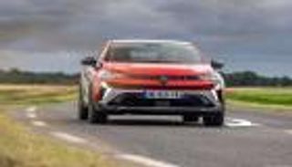 Symbioz E-Tech 160.. «رينو» تدخل سباق السيارات الهجينة