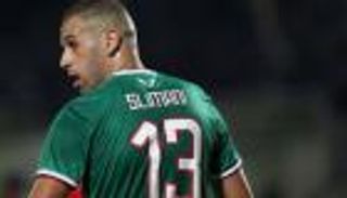 تجربة أوروبية جديدة.. هداف الجزائر التاريخي يرفض الاعتزال