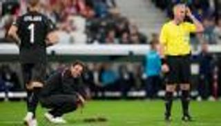 مشهد غريب.. حفرة بالملعب توقف مباراة بتصفيات كأس العالم 2026