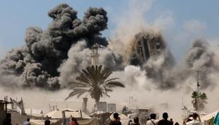 قصف إسرائيلي لبرج سكني قريب من خيام النازحين في مدينة غزة