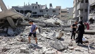 فلسطينيون يتفقدون الأنقاض بعد غارة إسرائيلية على مدينة غزة