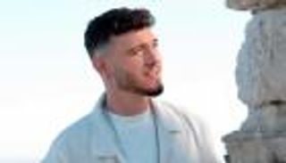 معجبة تقتحم المسرح لاحتضان الشامي في حفل النرويج (صور)