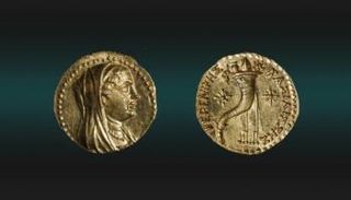 العملة التي عثر عليها وتحمل وجه الملكة برنيكي الثانية