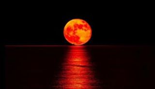 القمر الدموي 