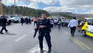 شرطي في موقع الهجوم