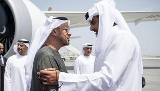 أمير قطر خلال استقبال الشيخ محمد بن زايد آل نهيان