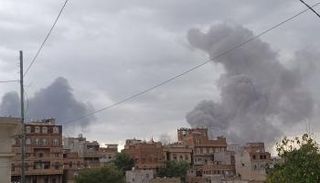 الدخان يتصاعد في سماء صنعاء جراء القصف الإسرائيلي