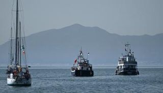 سفن من أسطول مساعدات غزة قبالة ساحل قرية سيدي بوسعيد