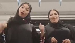 فتاة المترو وشقيقتها