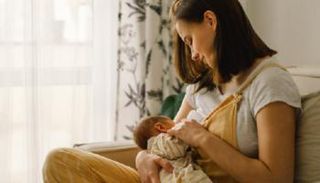 دراسة تكشف سبب غير متوقع لصعوبة الرضاعة الطبيعية