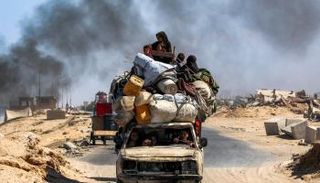 عائلات تنزح من غزة رغم وجع الذكريات