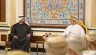 محمد بن زايد وسلطان عمان يؤكدان تضامنهما مع قطر ودعم أمنها وسيادتها