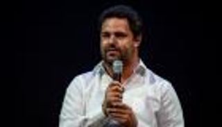 كاتب فرنسي يشعل الجدل.. ملكات جمال كثيرات تعرضن للاعتداء الجنسي