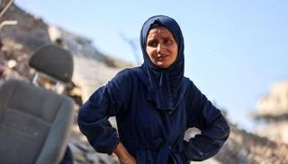 فتاة فلسطينية تنظر إلى أنقاض منزل عائلتها الذي قصفته إسرائيل بغزة