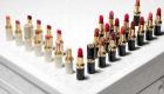 شركات السلع الفاخرة تغري المستهلك «المشتاق».. طُعم أحمر الشفاه المعطر!
