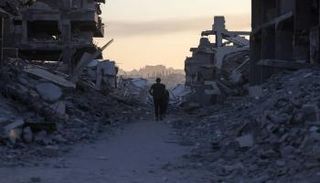 فلسطينيون وسط الركام في غزة