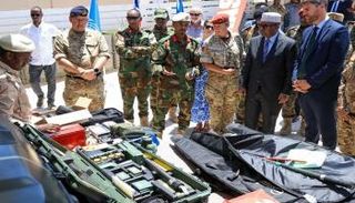 وزير الدفاع الصومالي خلال تسلم الأسلحة البريطانية