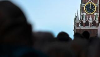 أشخاص أمام برج تابع للكرملين وسط موسكو