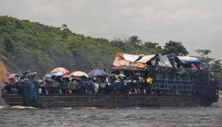 النيران اشتعلت بالقارب في نهر الكونغو