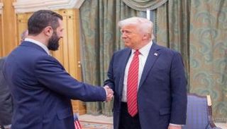 ترامب خلال لقائه الشرع في الرياض