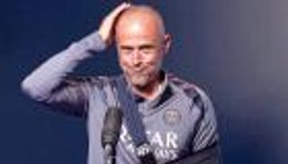 نيولوك.. أول ظهور للويس إنريكي بعد حادث الدراجة (فيديو)