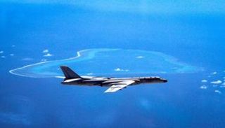 قاذفة قنابل صينية فوق شعاب سكاربورو