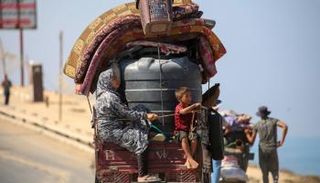 نازحون فلسطينيون من مدينة غزة نحو الجنوب